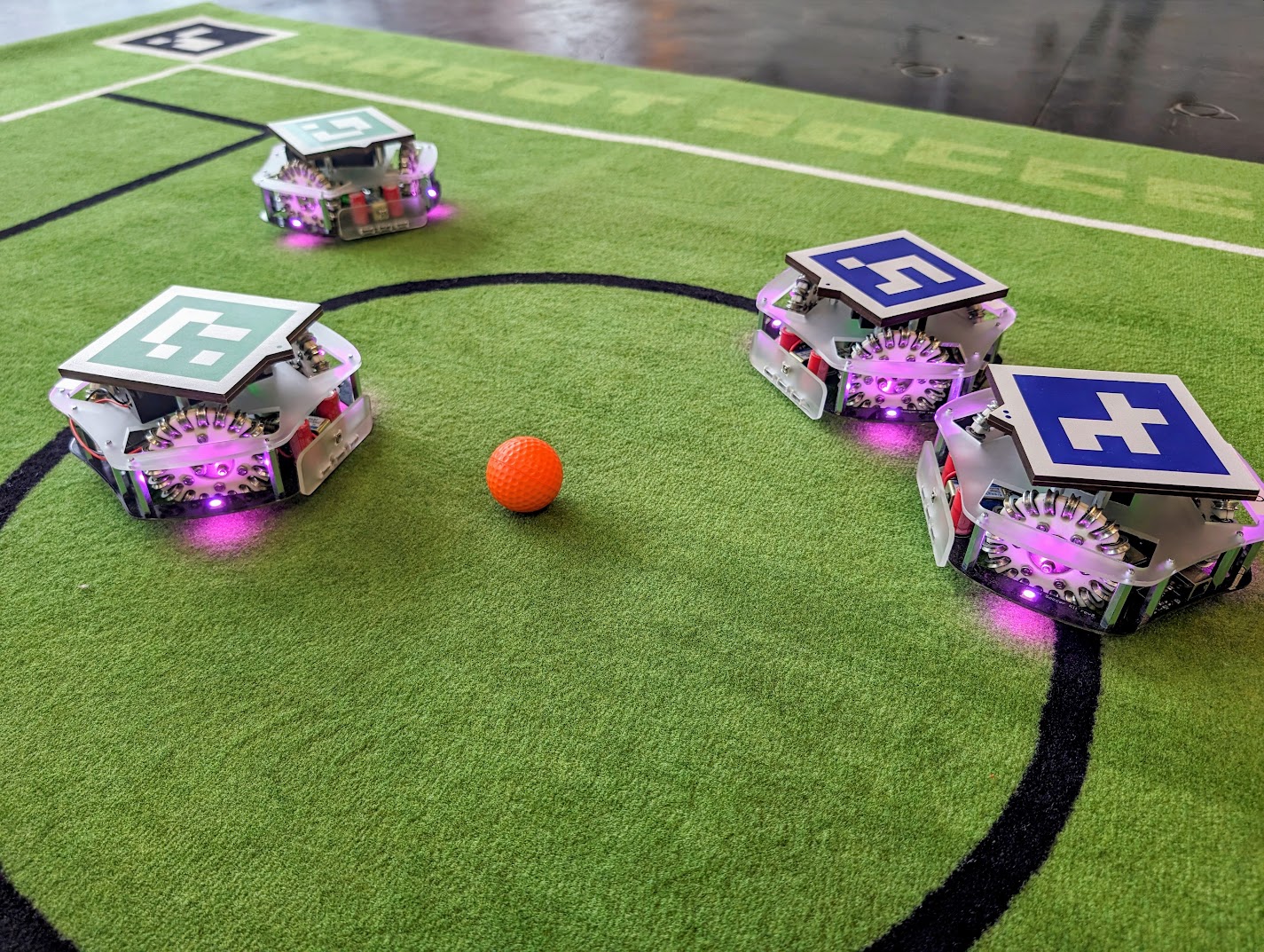 Robots du Robot Soccer Kit sur le terrain